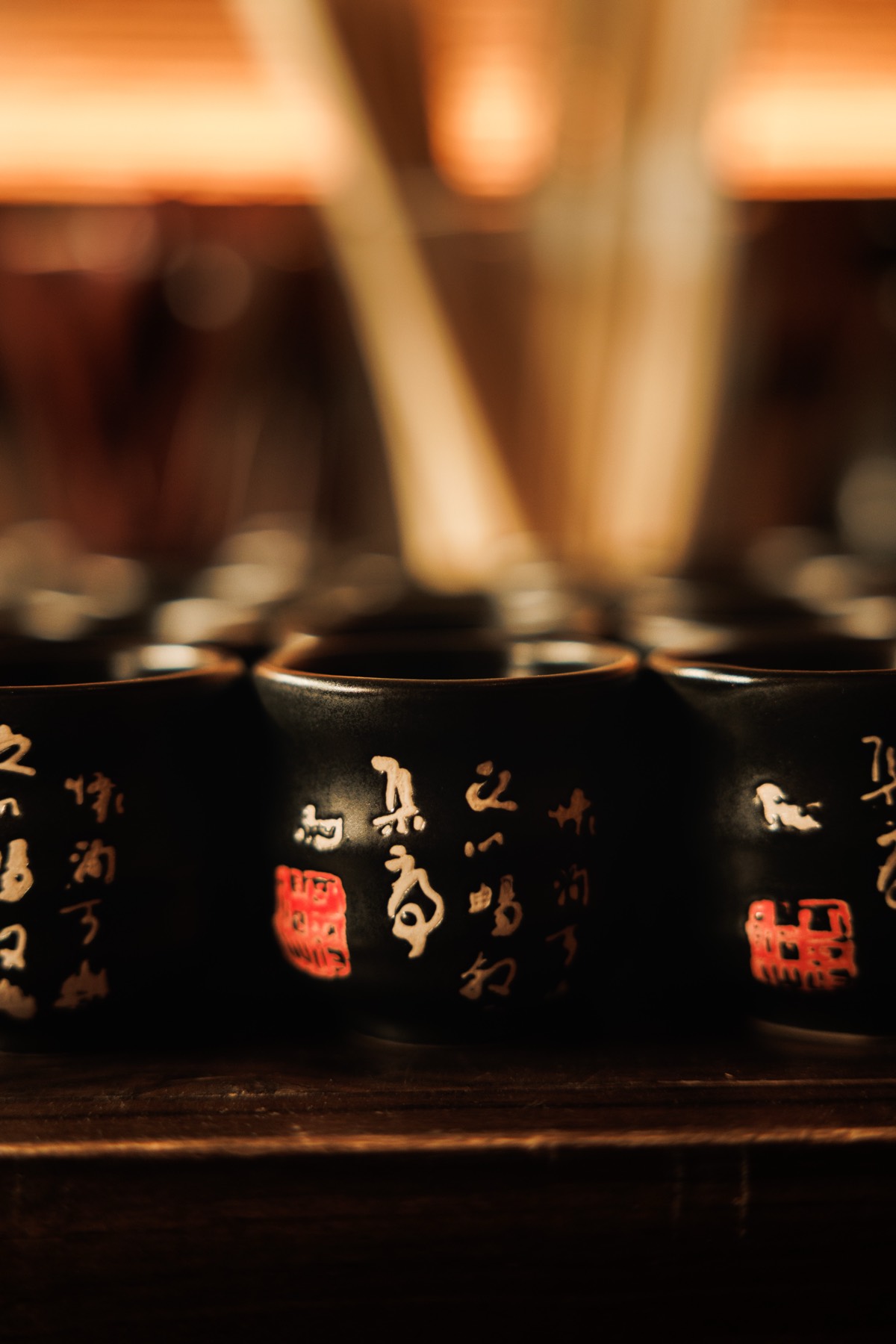 Tazas de sake con caligrafía