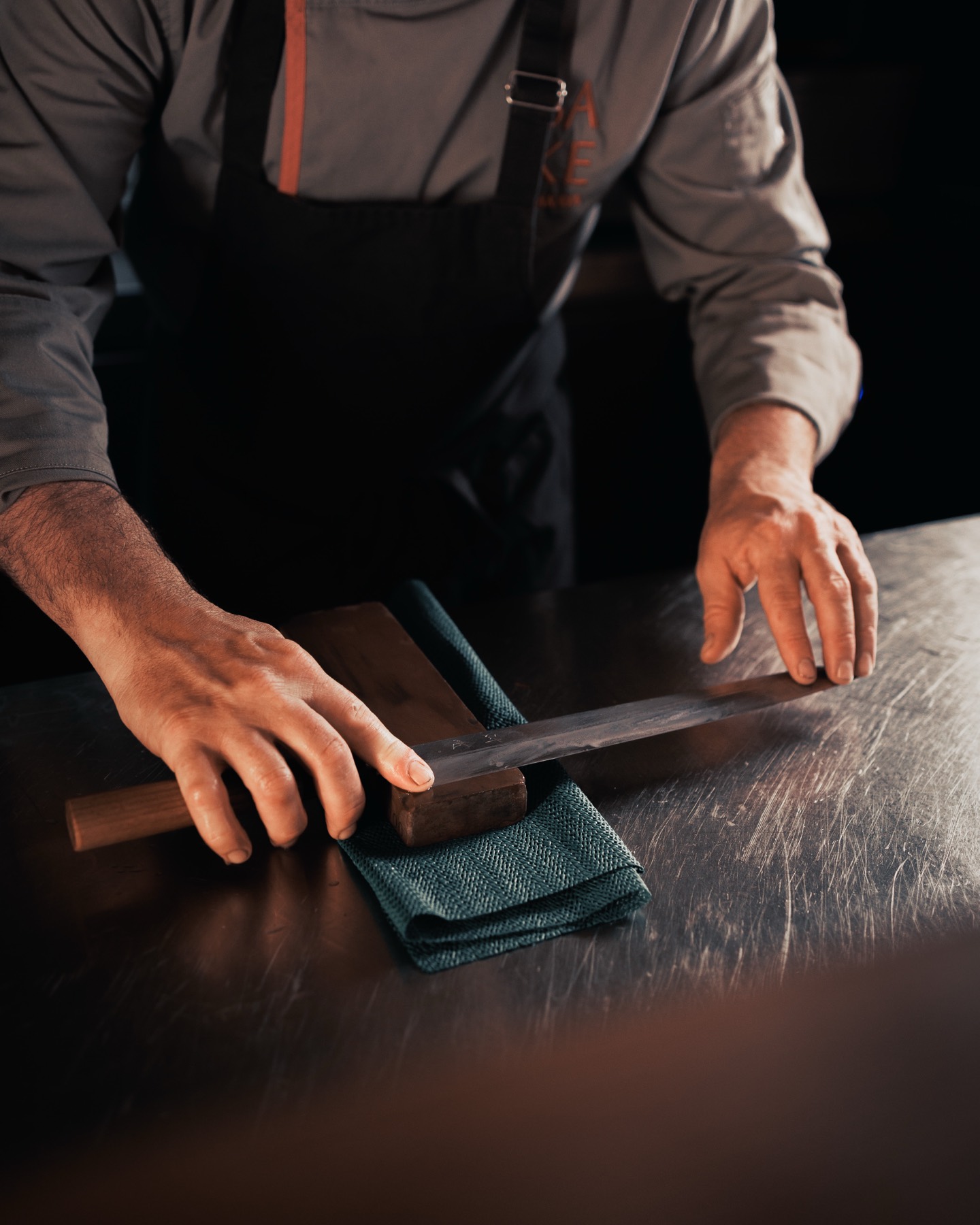 El filo del cuchillo, a punto