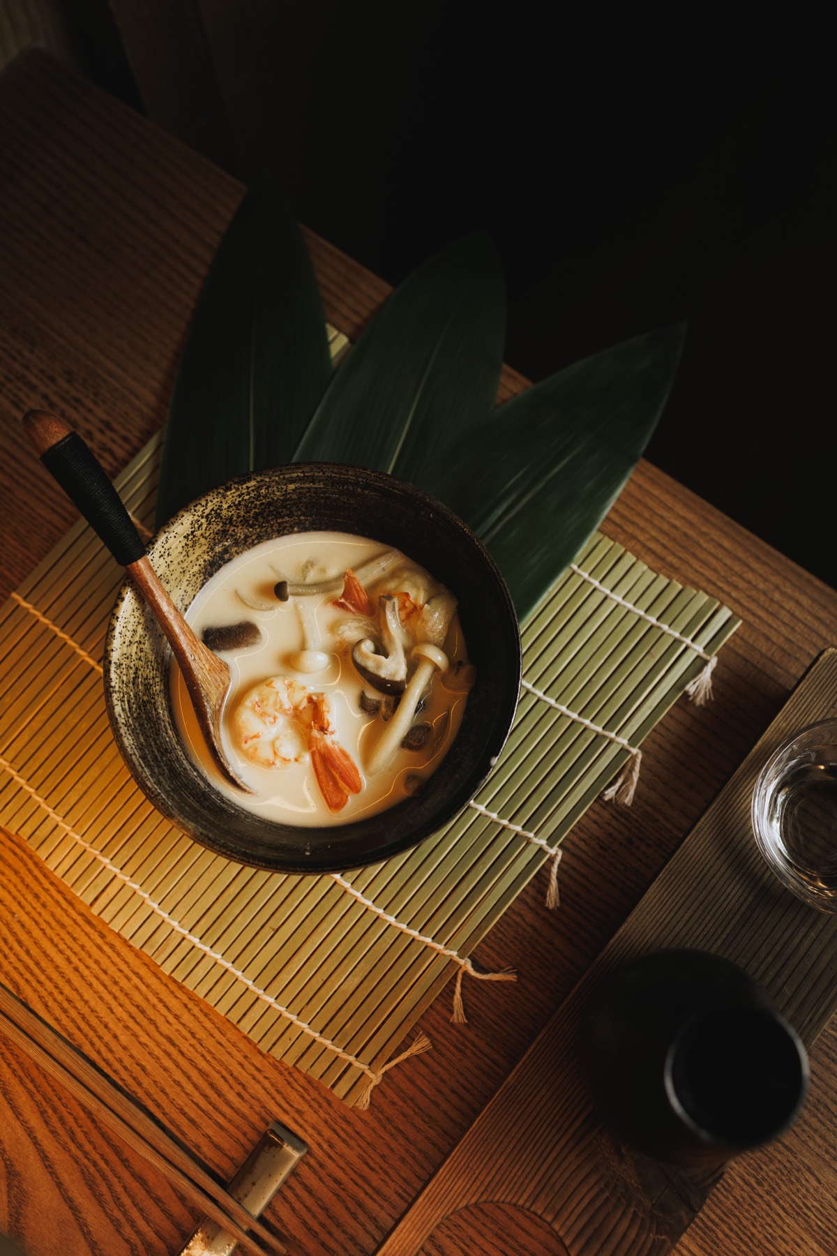 Bol de caldo humeante con marisco