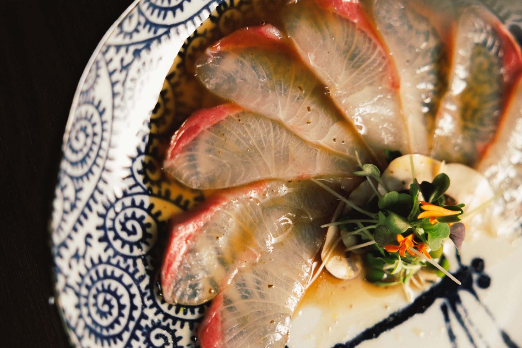 Sashimi de hamachi en cerámica japonesa