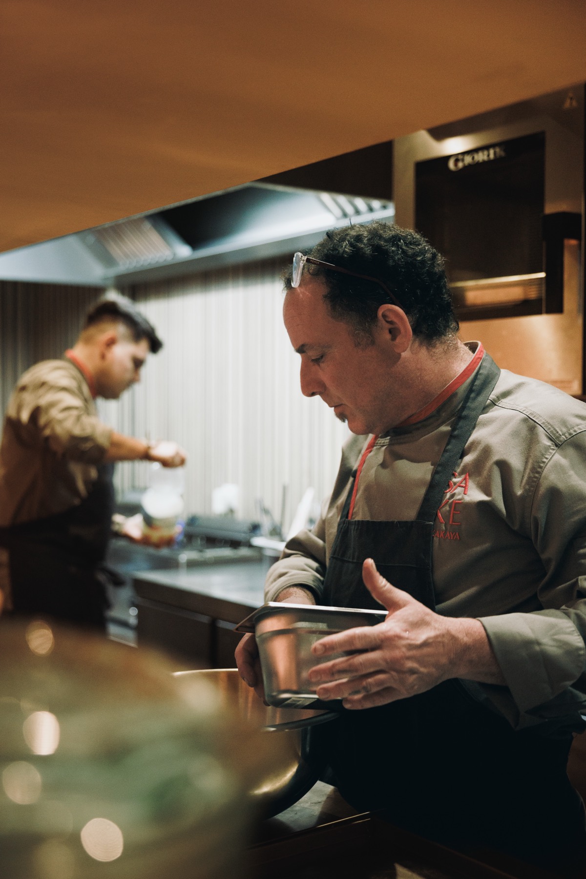 El chef Juan López Ramos y su equipo en la cocina