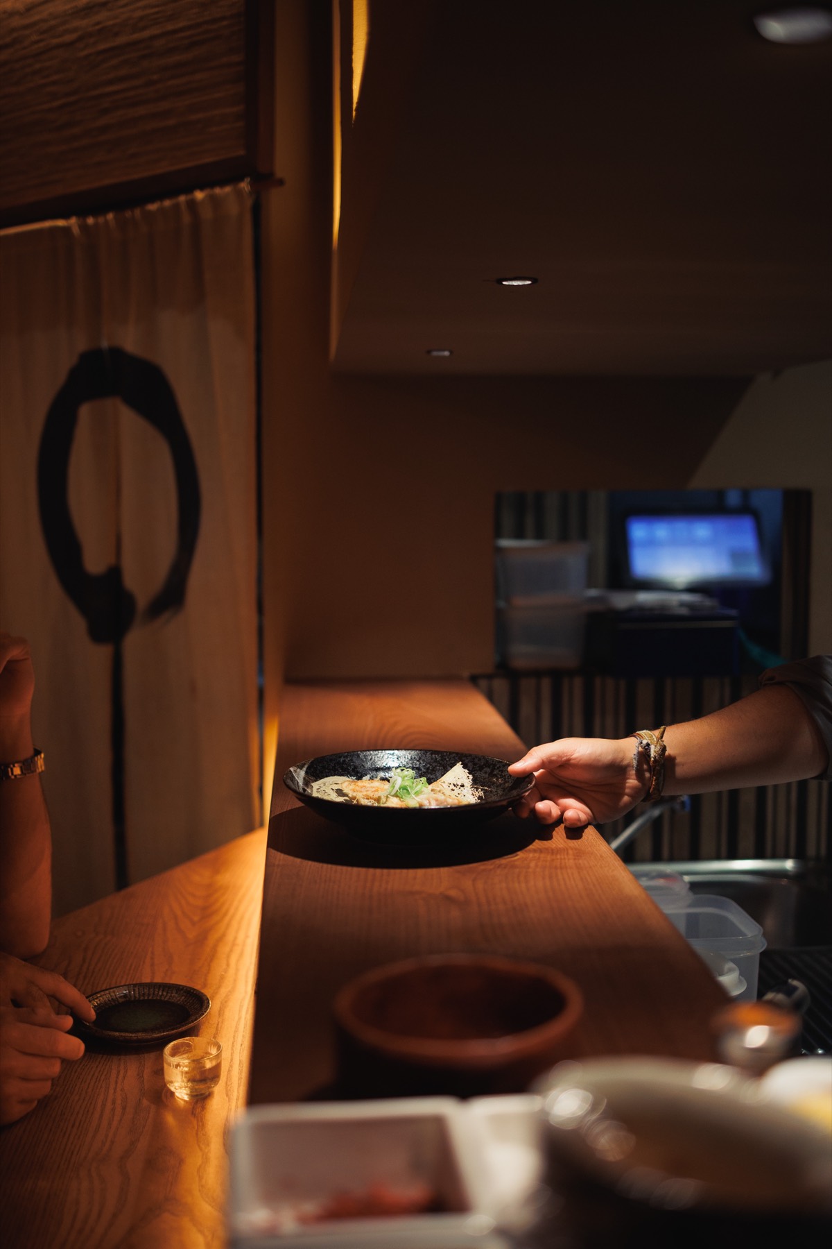 Un plato servido sobre la barra de madera