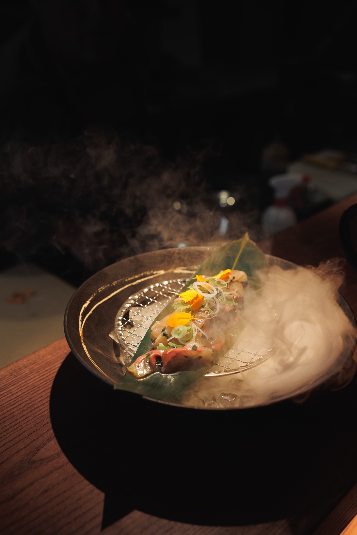 Plato de autor entre humo